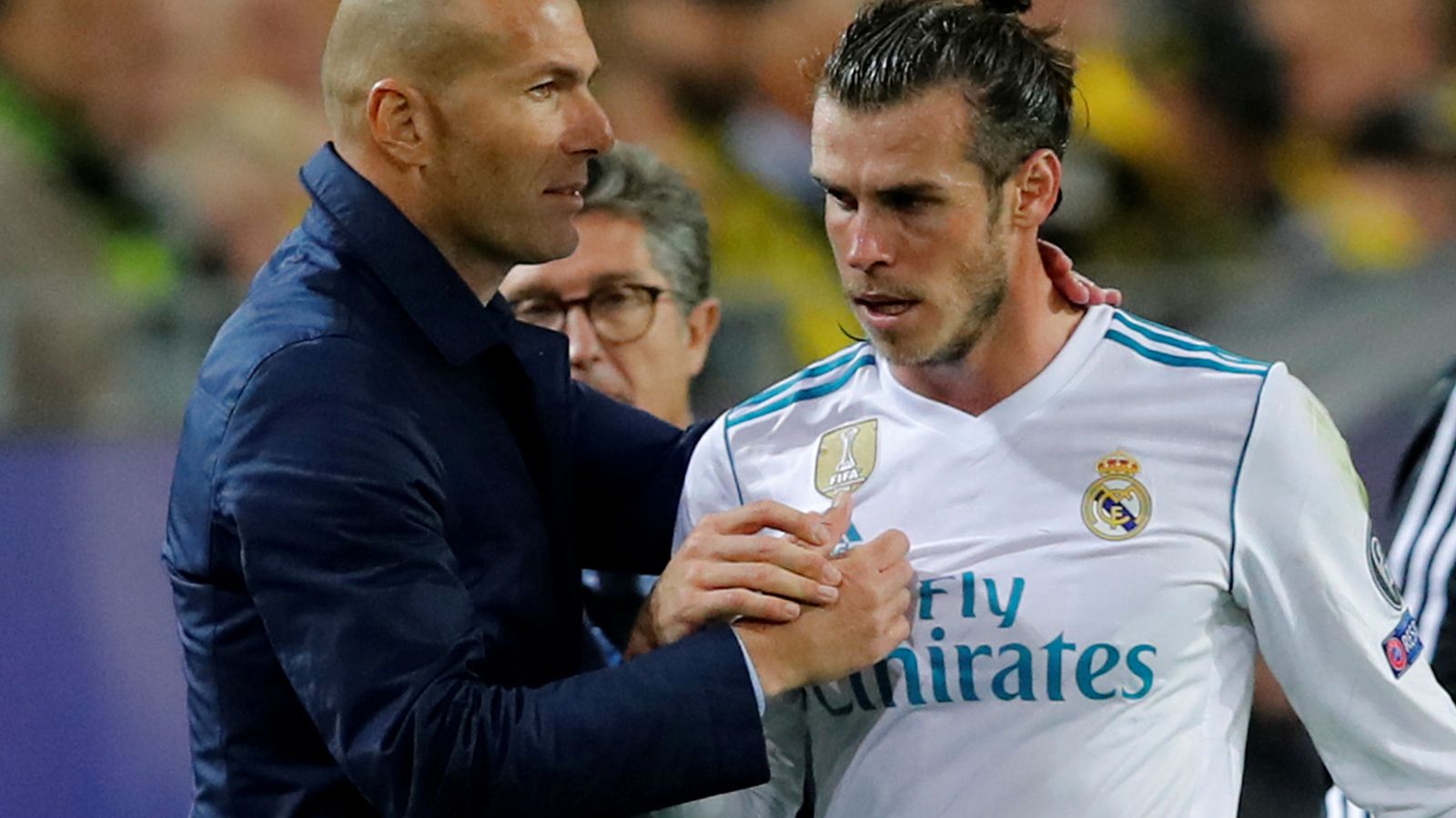 Foto: Zidane saluda a Bale tras sustituirle en el partido de Champions contra el Dortmund. (Reuters)