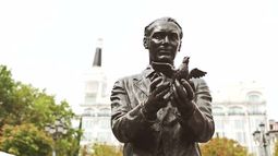Los 6 lugares de España para seguir las huellas de Federico García Lorca: del refugio en Valderrubio al refugio del Barrio de las Letras pasando por las aulas de Baeza