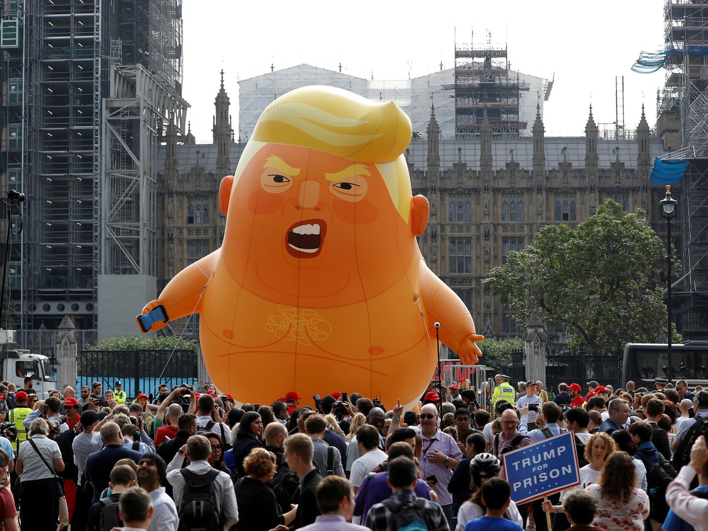 Un globo que representa a Donald Trump como un bebé enfadado, durante las protestas contra la visita del presidente estadounidense al Reino Unido, hoy en Londres. (Reuters)