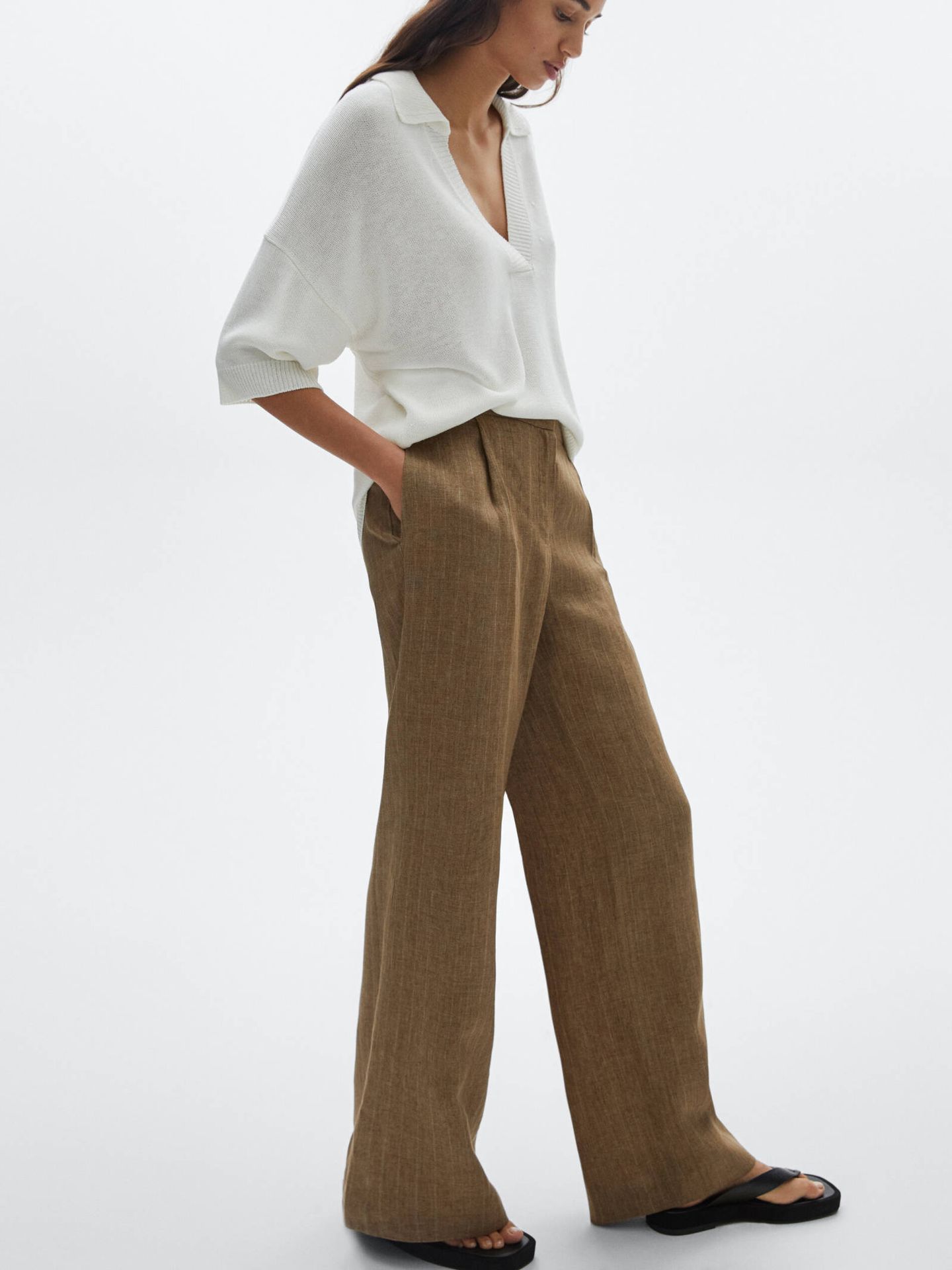 Pantalón de lino en color marrón de Massimo Dutti. (Cortesía)
