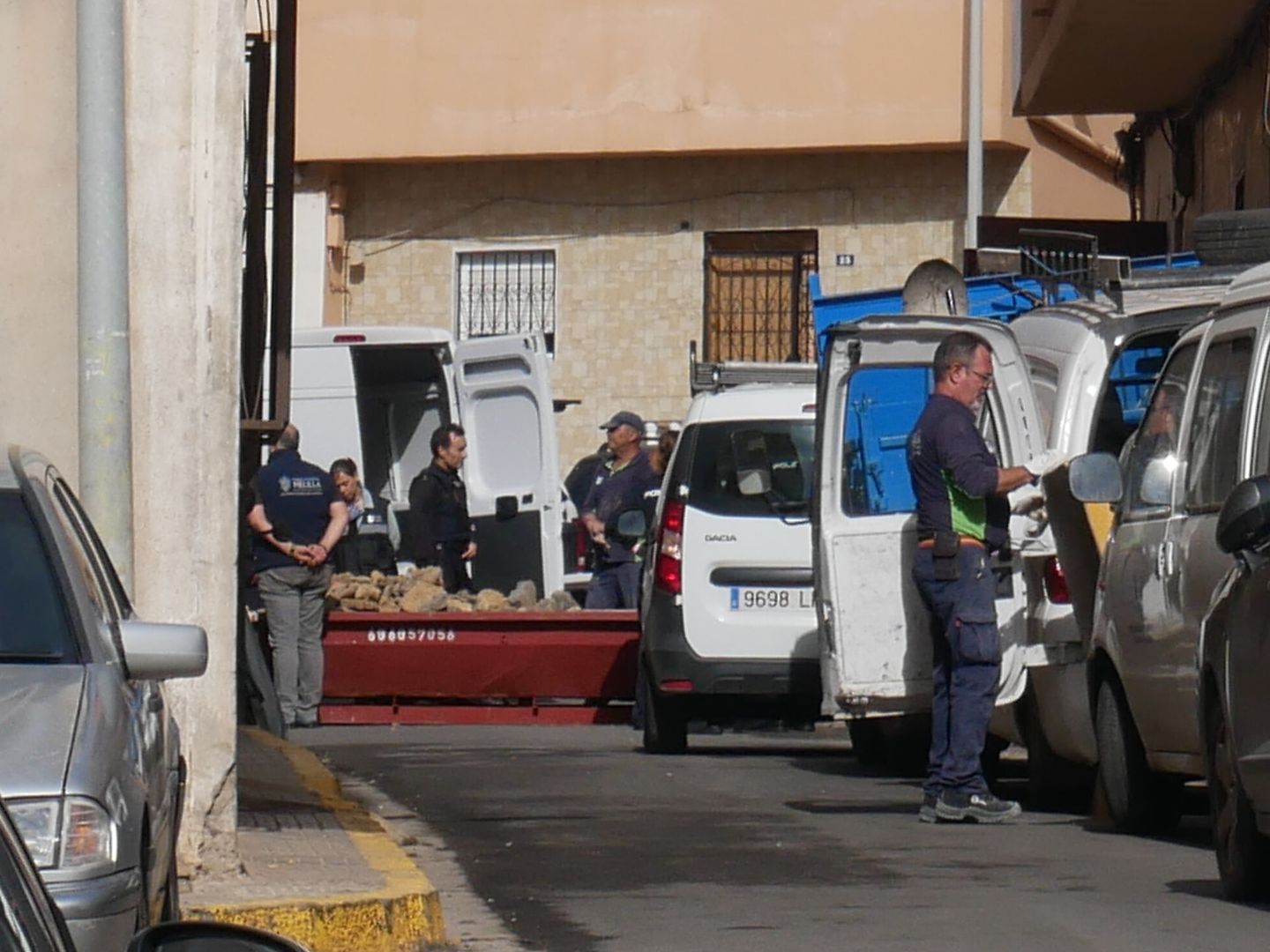 La Policía Nacional, excavando el suelo del garaje. (Foto: EFE/Paqui Sánchez)
