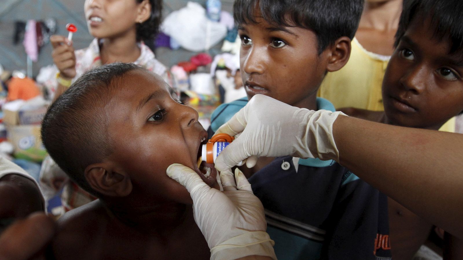 Foto: Un niño rohingya recibe medicación después de ser recogido de un barco (Reuters)
