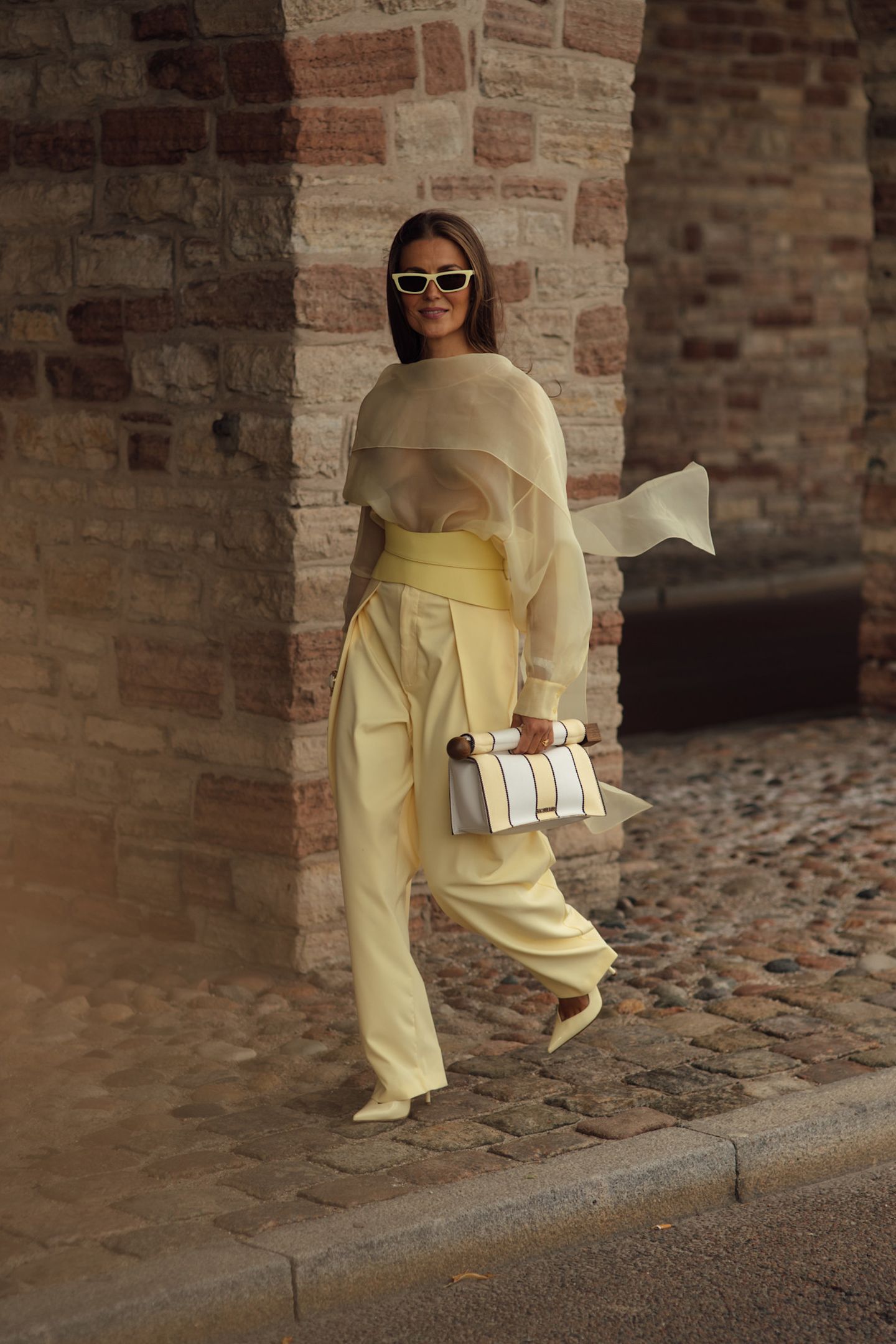 Una insider danesa vestida de amarillo. (Launchmetrics Spotlight)