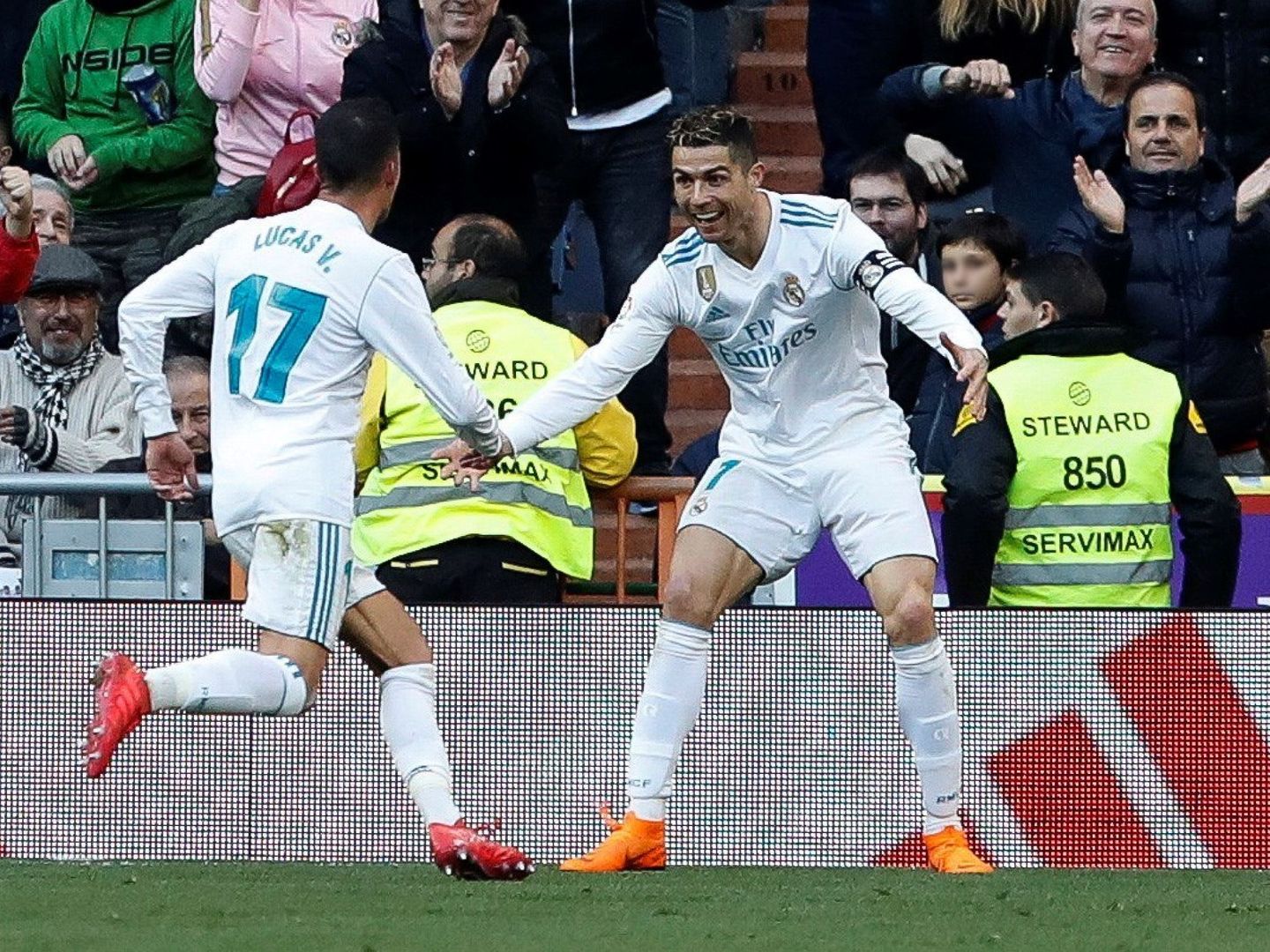 Cristiano Ronaldo celebra con Lucas Vázquez su segundo gol en la victoria del Real Madrid ante el Alavés. (EFE)