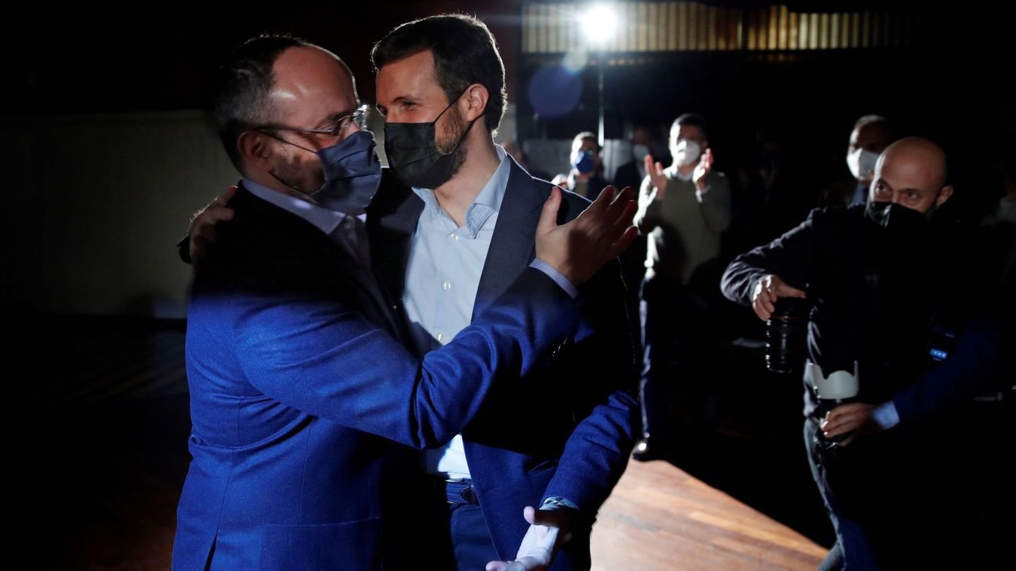 Alejandro Fernández y Pablo Casado en el cierre de campaña. (EFE/Toni Albir)