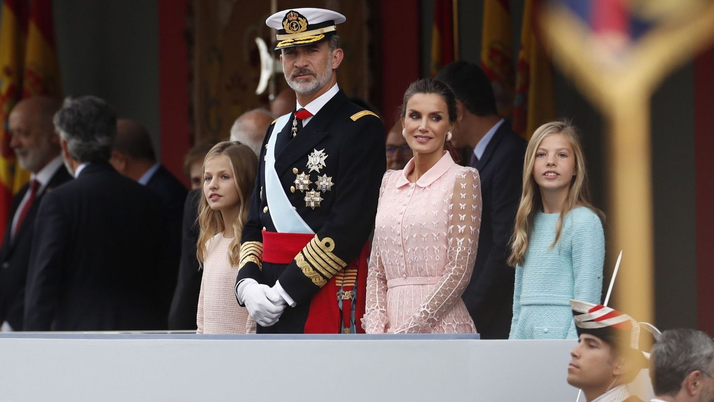 La princesa Leonor, junto a sus padres y hermana en el desfile de la Fiesta Nacional. (EFE)