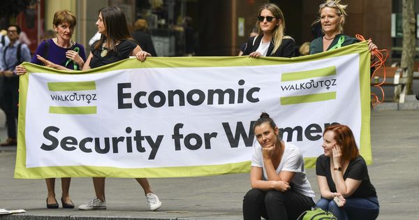 Foto: Varias activistas sostienen el cartel 'Seguridad económica para las mujeres' durante una manifestación para acabar con la brecha salarial de género. (EFE)