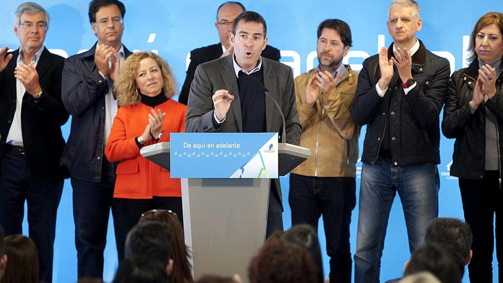 Foto: El candidato a la presidencia del Gobierno de Canarias, Fernando Clavijo (centro) (EFE)