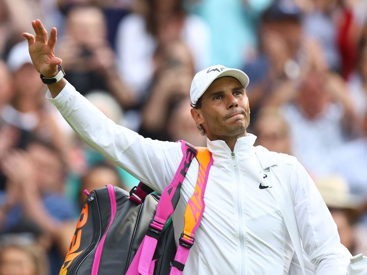 Foto: Nadal se despide de la pista central tras ganar los cuartos de final de Wimbledon. (REUTERS/Hannah Mckay)