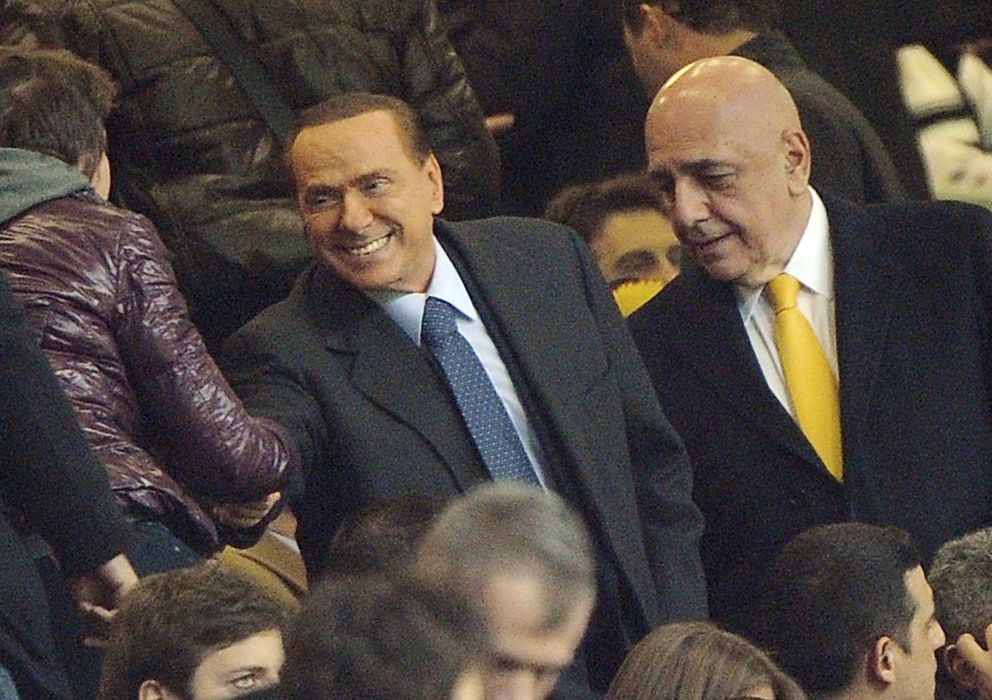 Foto: Berlusconi junto a Galliani en un partido del Milan (Efe).