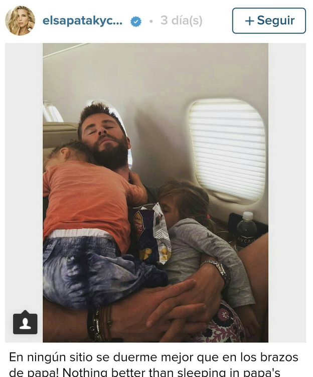 Foto: Chris Hemsworth durmiendo en un viaje con sus hijas