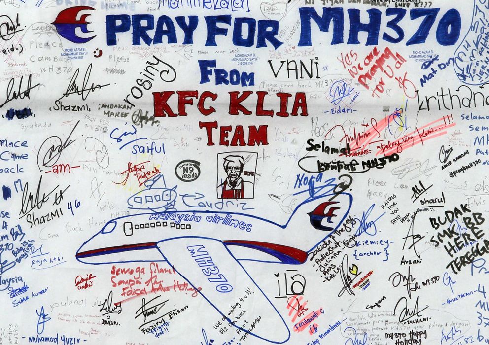 Foto: Pintadas en homenaje a los desaparecidos en el vuelo MH370 (Reuters)