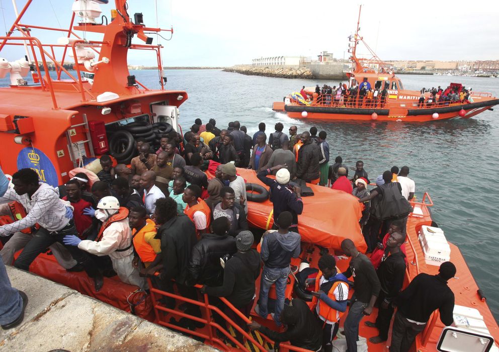 Foto: Rescatados de aguas del estrecho 227 inmigrantes que iban en 23 pateras el lunes (Efe)