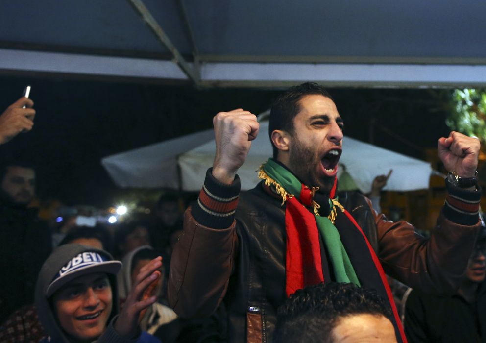 Foto: Un aficionado celebra el título ganado por la Libia de Javier Clemente (Reuters)