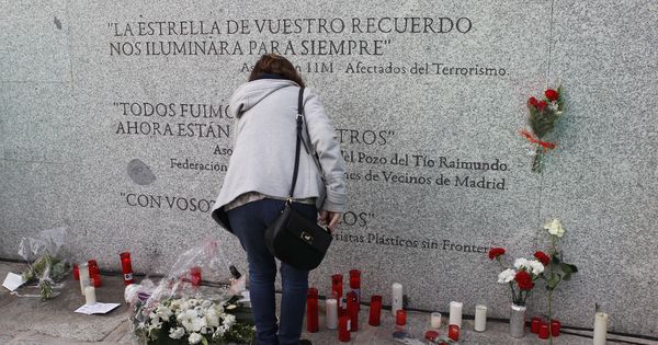 Foto: Flores y velas junto al monumento a las víctimas de los atentados del 11M. (EFE)