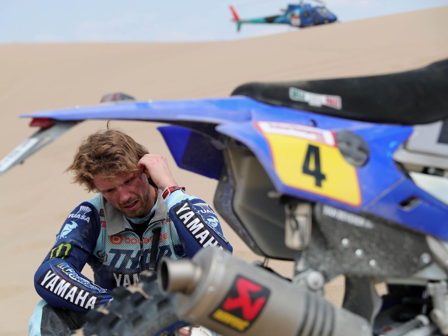 Van Beveren, en lágrimas tras abandonar el Dakar 2019 al romperse el motor de su Yamaha. (EFE)