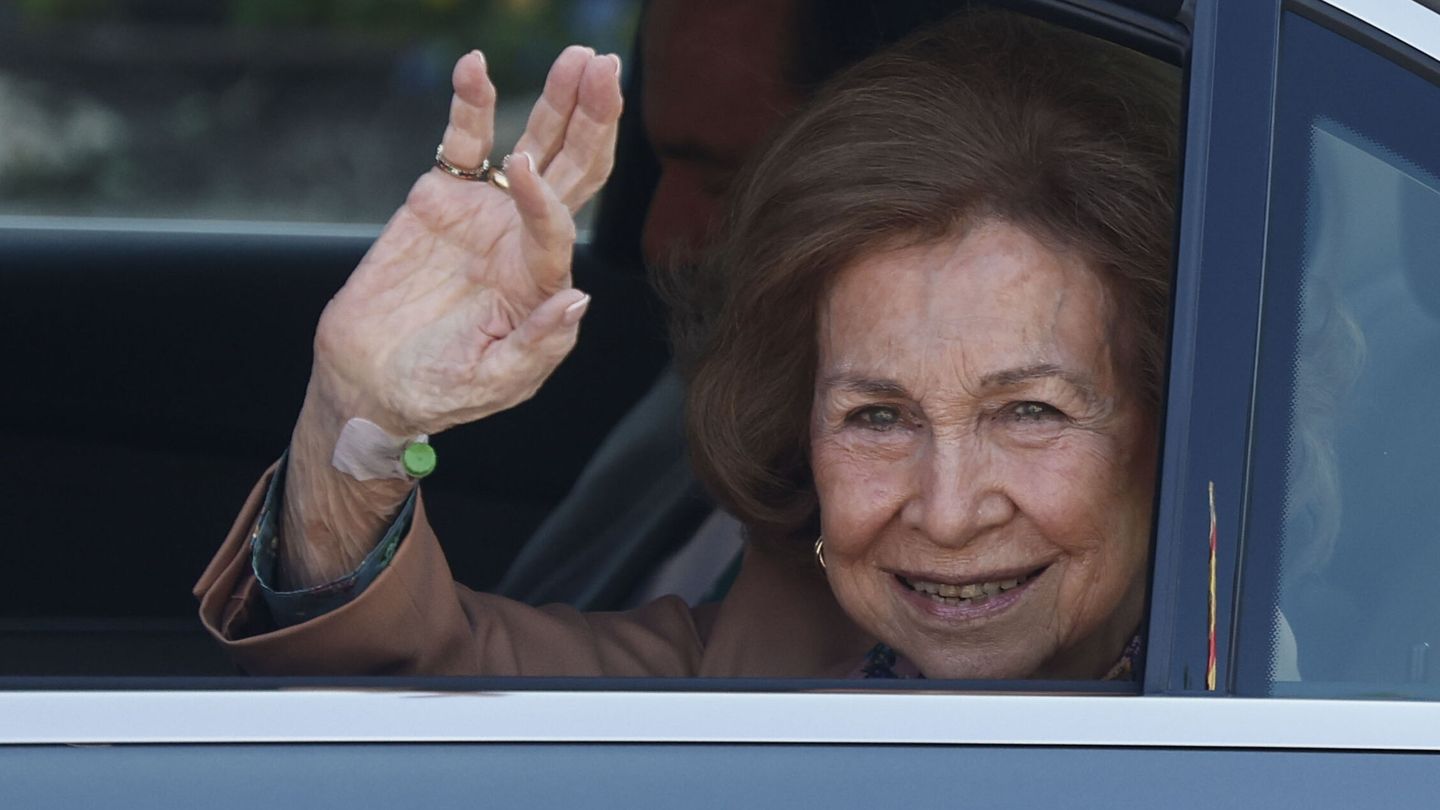 La reina Sofía saluda tras recibir el alta. (EFE/Sergio Pérez)