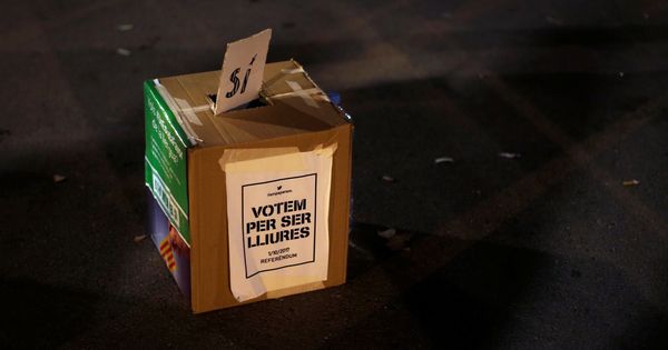 Foto: Una urna de cartón vista durante la jornada de votación en el referéndum del 1 de octubre. (Reuters)