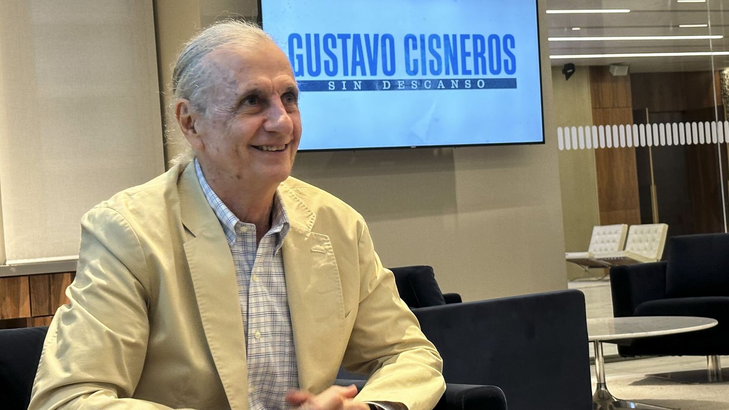 El cineasta venezolano Carlos Oteyza en la première de su documental 'Gustavo Cisneros: sin descanso'. (EFE)
