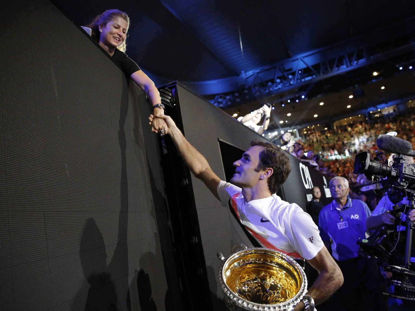 Roger Federer agradeció el apoyo de su mujer, Mirka. Sin ella, dijo, nada de lo que hace sería posible. (Reuters)