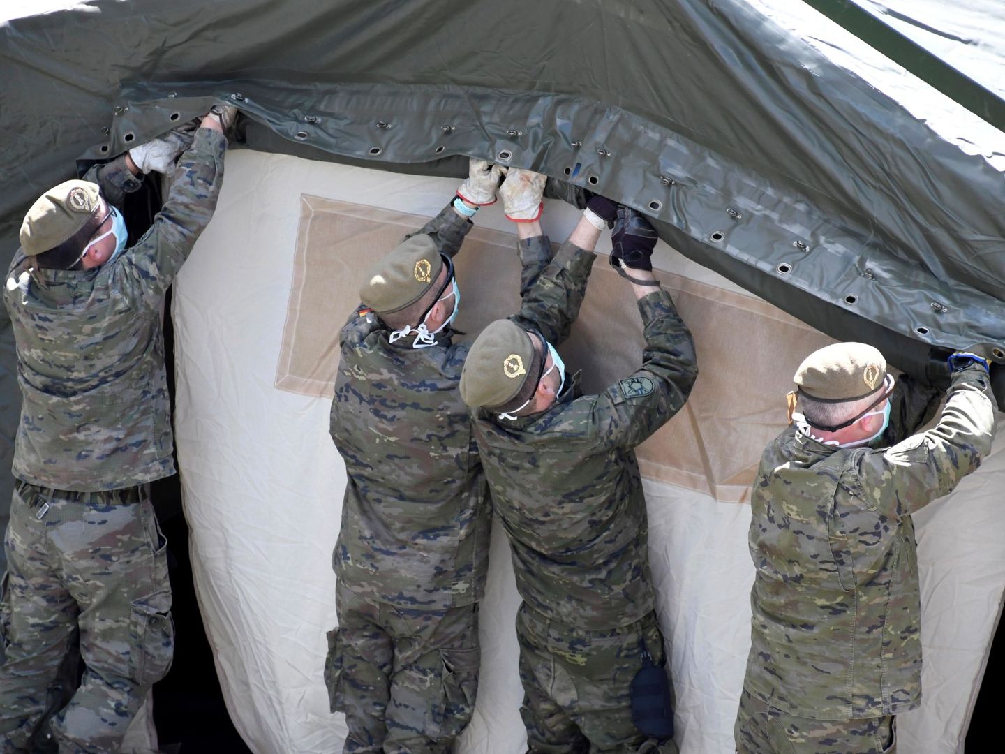 Un regimiento de ingenieros del Ejército de Tierra monta el hospital de campaña segoviano, el pasado 26 de marzo. (EFE)