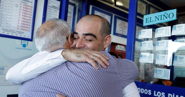 Foto: Los dueños de la administración de Granadilla de Abona se abrazan. (EFE)