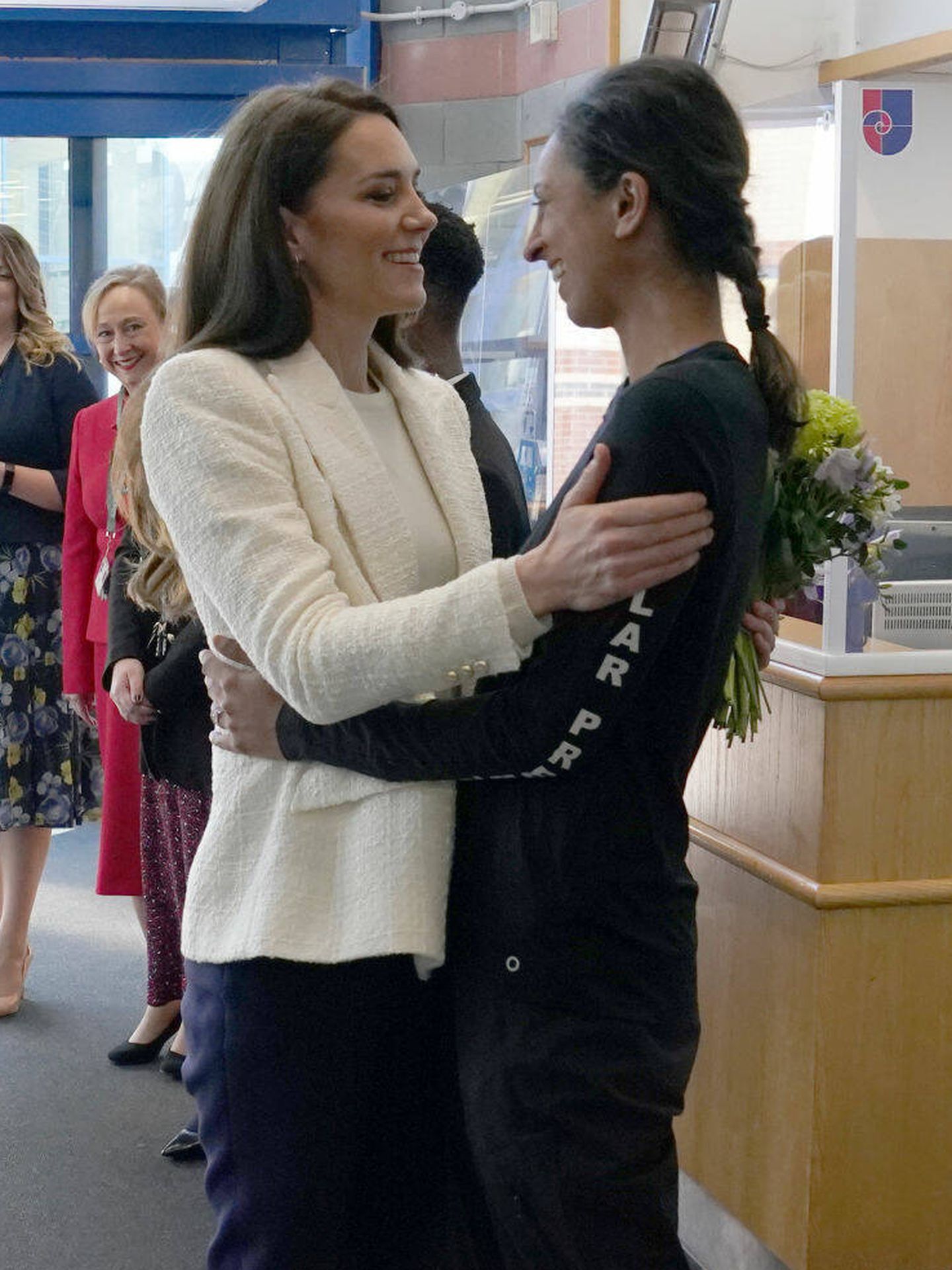 Kate Middleton abraza a la aventurera a su llegada a Derby. (Getty Images)