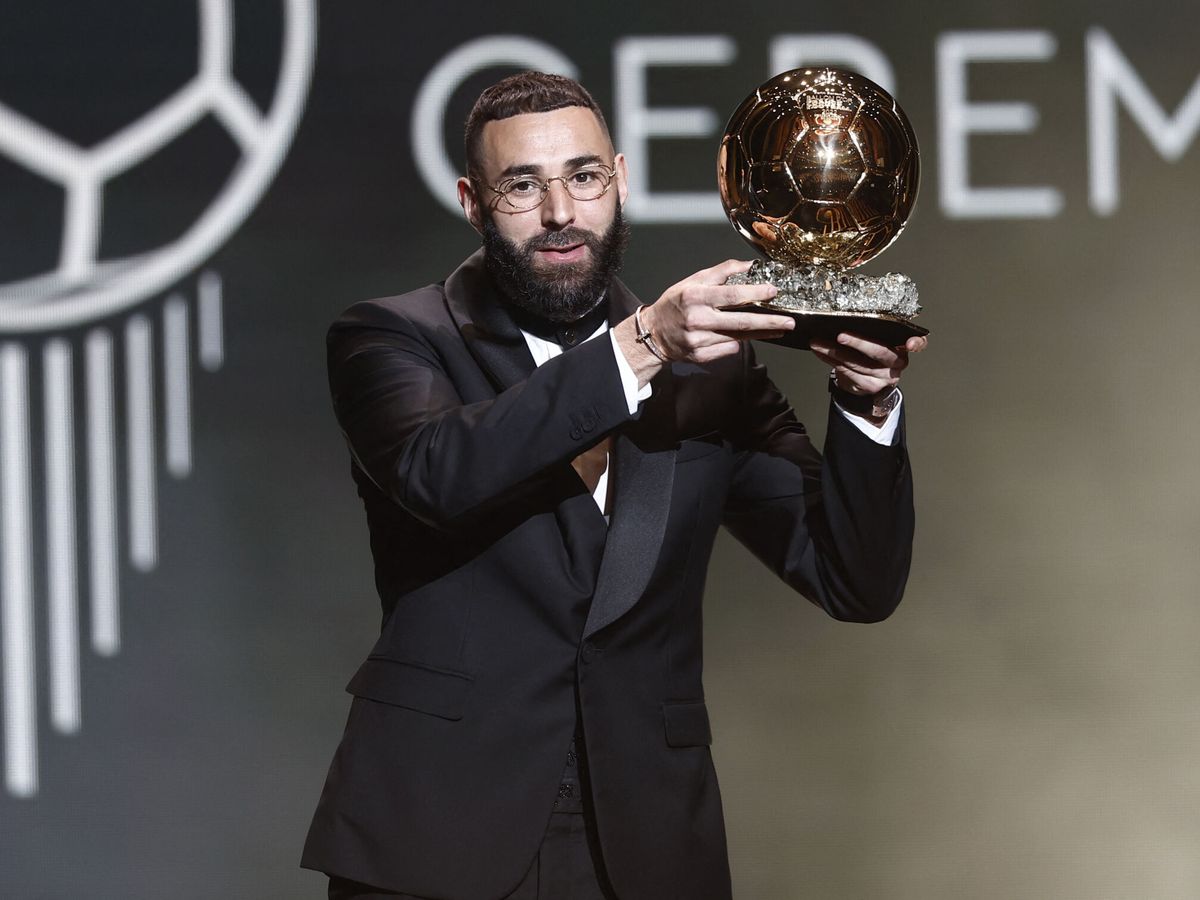 Foto: Karim Benzema levanta el Balón de Oro 2022 (REUTERS/Benoit Tessier).