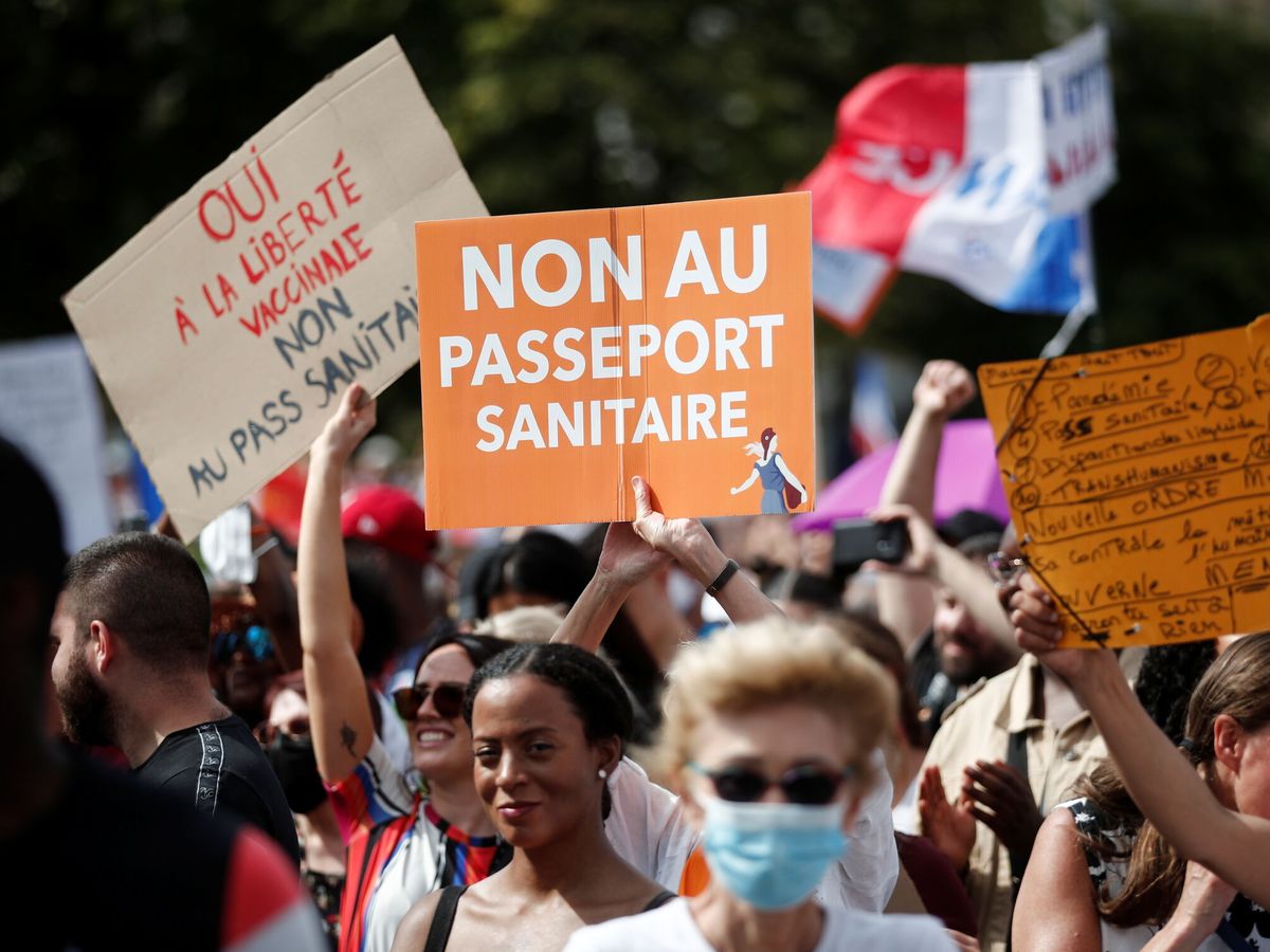 Foto: Protestas contra el pasaporte covid en París. (Reuters)