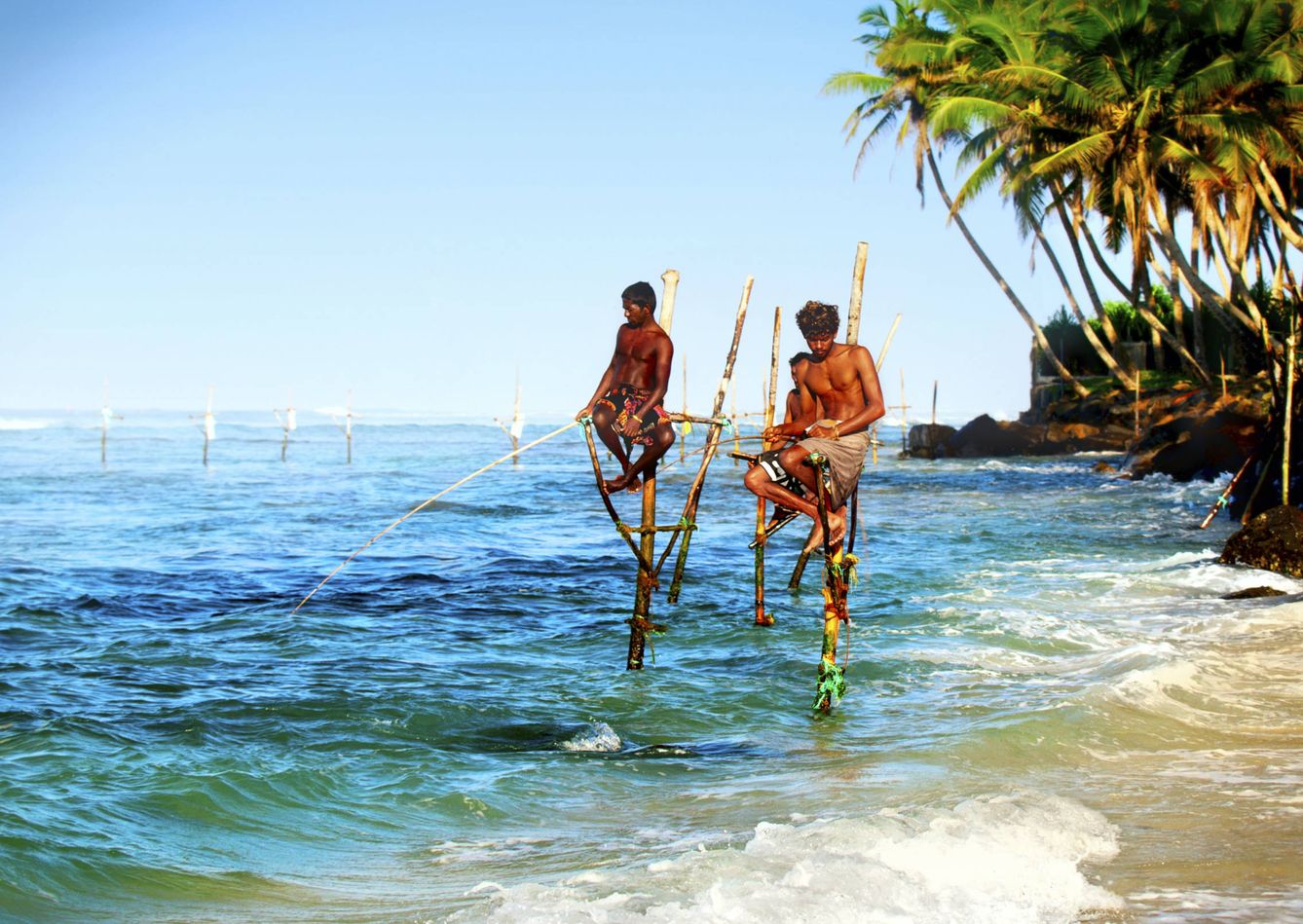 Pescadores cingaleses en Weligama. (iStock)