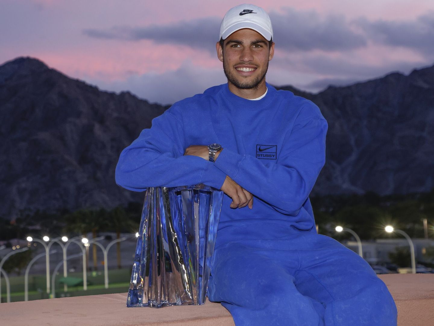 Alcaraz posa con el trofeo de Indian Wells 2023. (EFE/EPA/John G. Mablango).