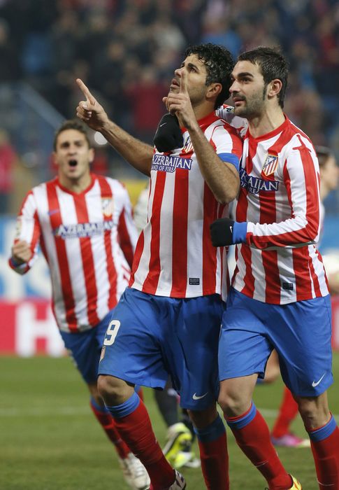Foto: Adrián abraza a Costa en un partido de la temporada pasada.