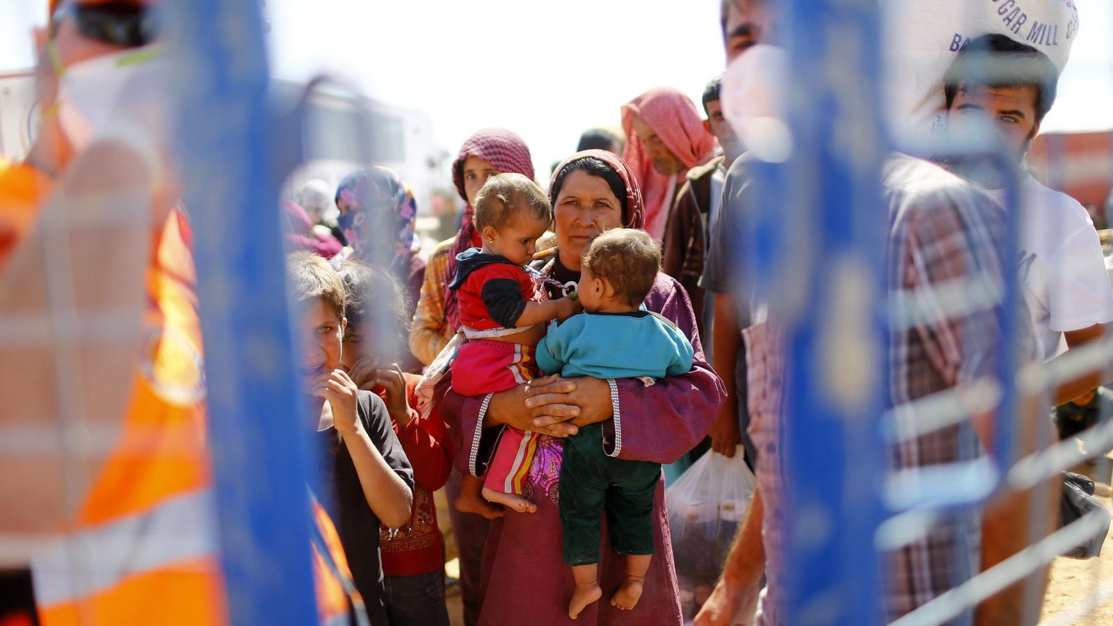 Foto: Refugiados sirios esperan en la frontera entre Siria y Turquía. (EFE)