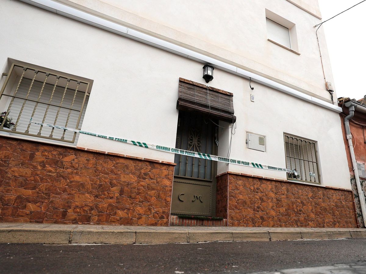 Foto: Imagen de la vivienda del detenido por la desaparición de Marta Calvo en el municipio de Manuel (Valencia). (EFE)