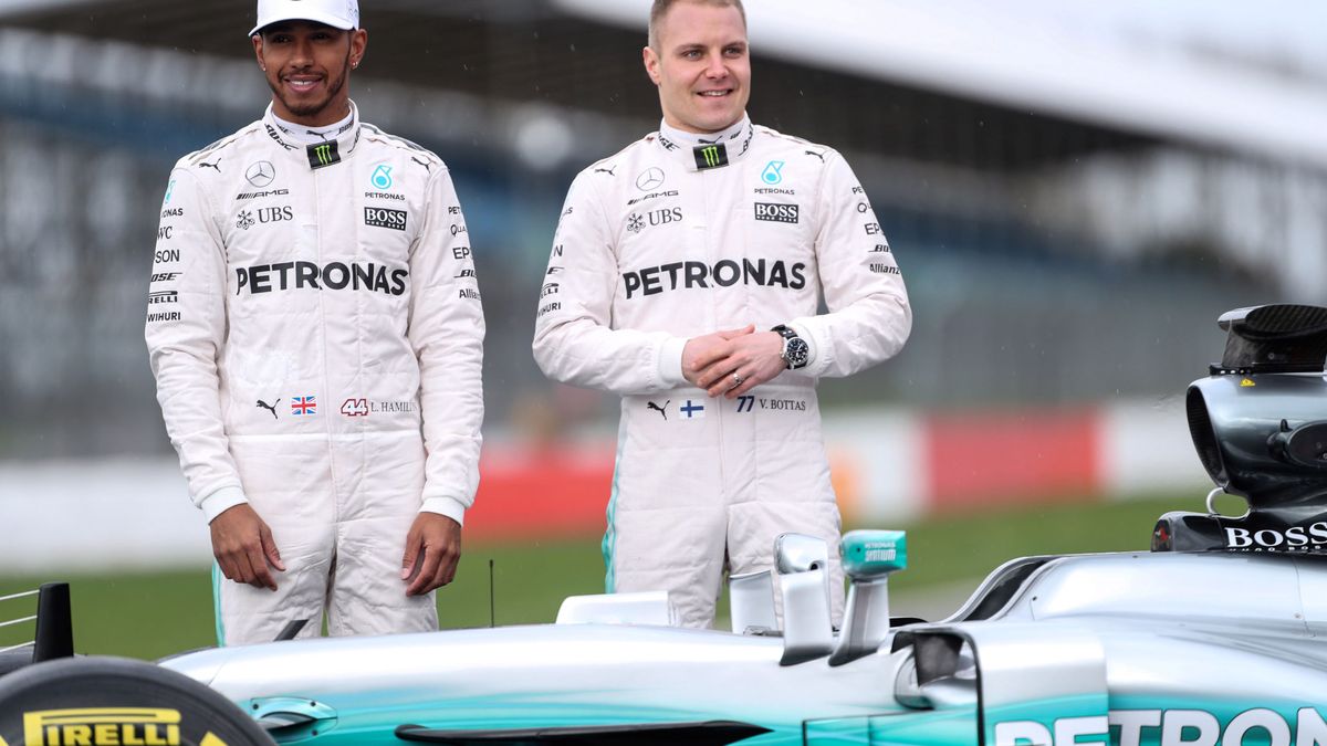 Cómo a Lewis Hamilton le hicieron un guante a medida con Valtteri Bottas
