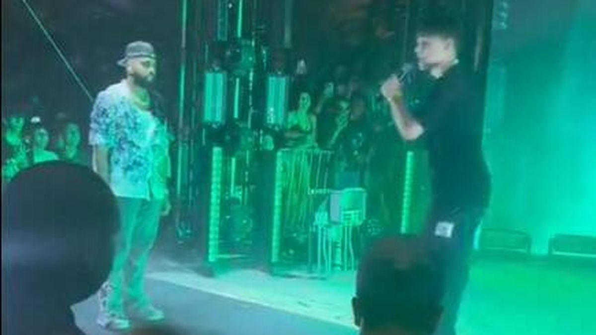 Un artista invita a un fan a cantar con él en el escenario y lo que sucede deja trastocado a todo el público