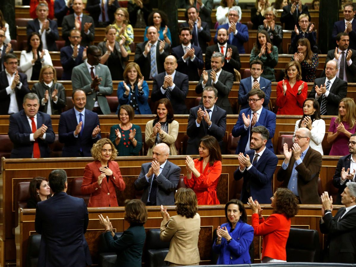 Foto: Meritxell Batet, proclamada como presidenta del Congreso, aplaudida por sus compañeros de la bancada socialista, este 3 de diciembre. (EFE)