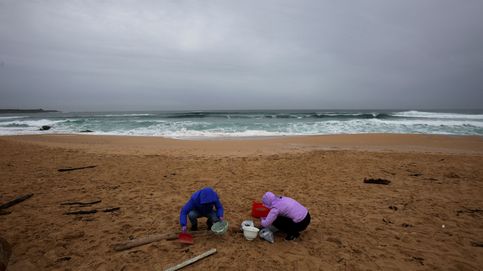Por qué el vertido de 'pellets' en las playas de Galicia no se va a solucionar pronto
