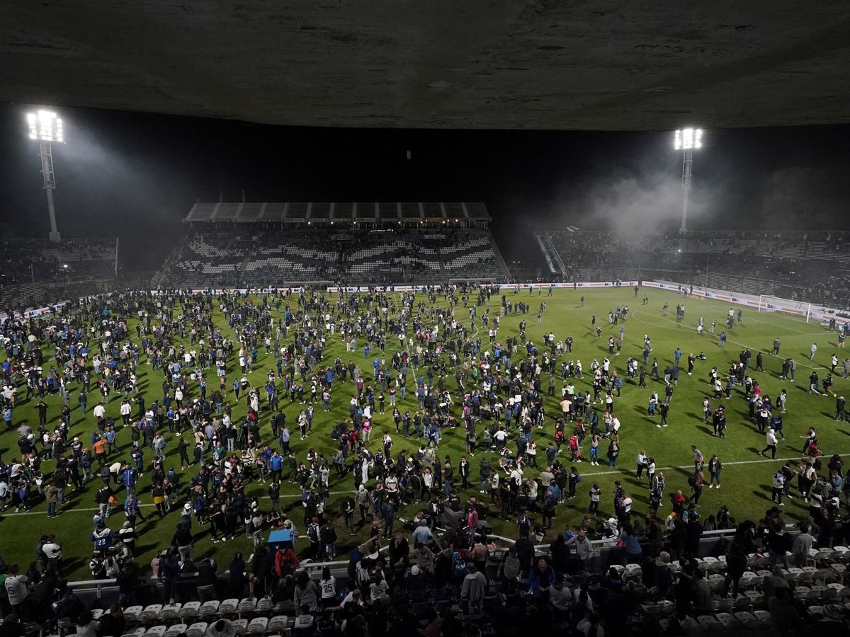 Foto: Aficionados el campo del estadio Juan Carmelo Zerillo, en La Plata. (Reuters/Jose Brusco)