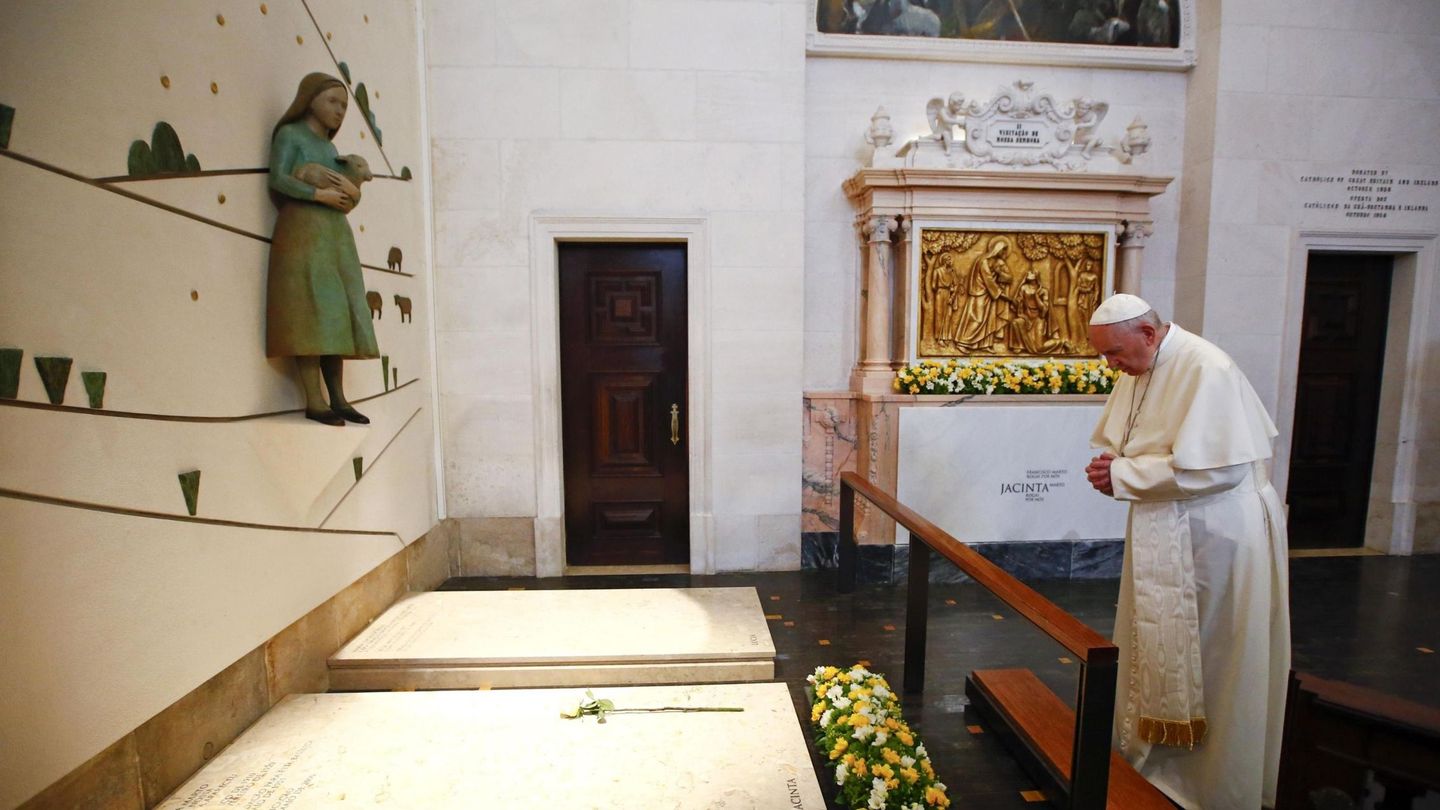 El Papa Francisco frente a la tumba de la santa Jacinta Marto durante su canonización (EFE)