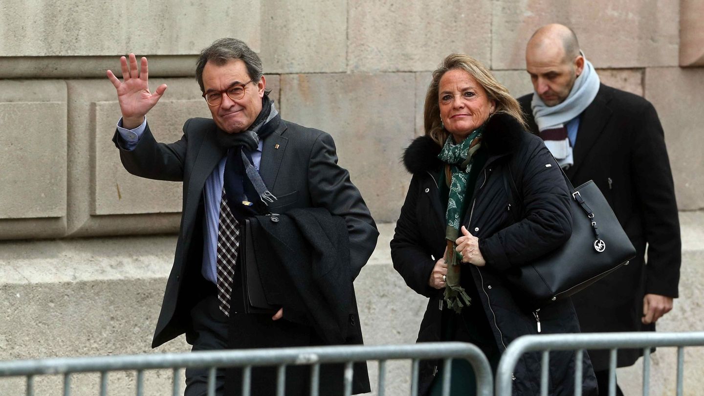 El expresidente de la Generalitat Artur Mas, con su esposa, Helena Rakosnik, a la llegada del Tribunal Superior de Justicia de Catalunya. (EFE/Toni Albir)