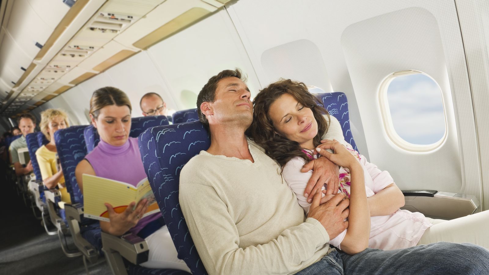Foto: Consejos para conseguir dormir en un avión. (Corbis)