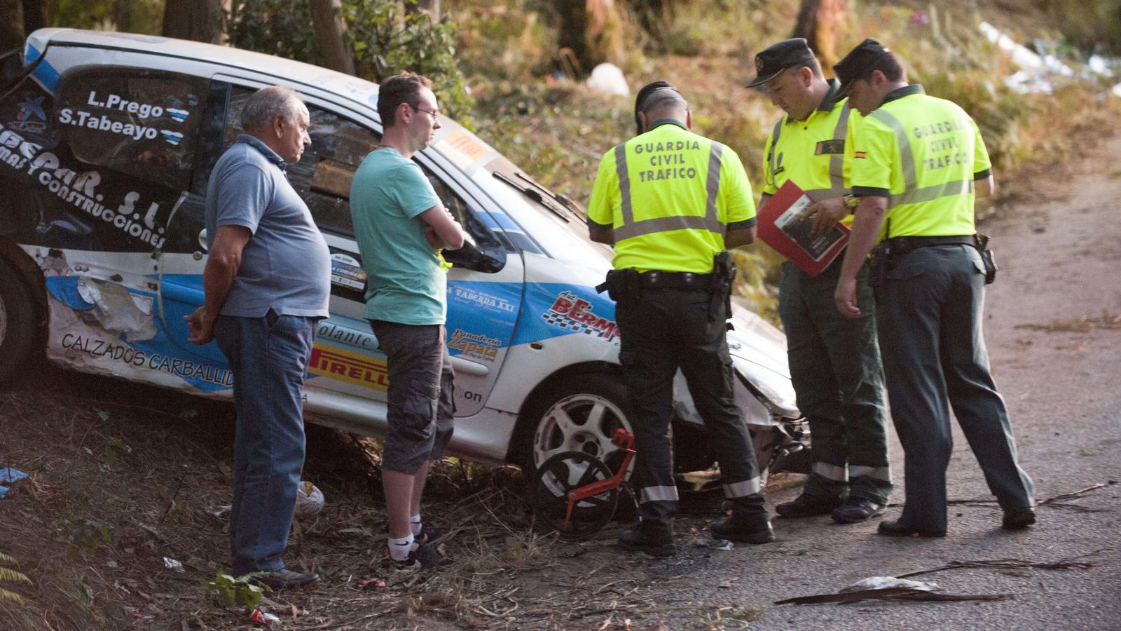 Foto: La Guardia Civil, con el coche que se accidentó en el Rally de A Coruña. (EFE)