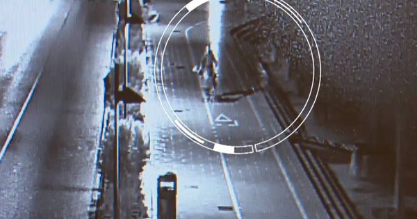 Foto: Imágenes de 'Antena 3' en las que se ve a Sebastián con el carro y la supuesta víctima.