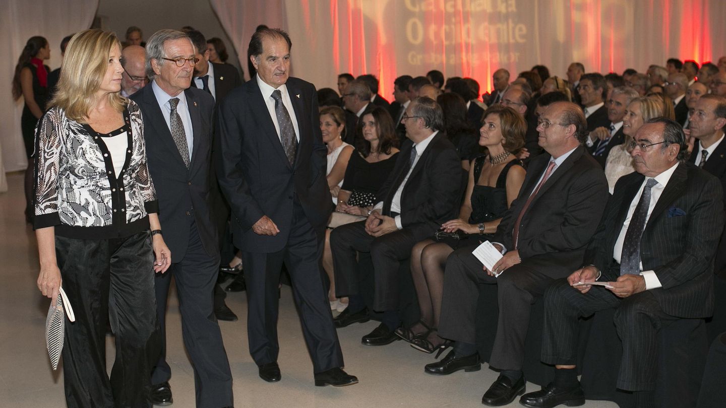 Miembros de la política catalana acompañan a Josep Maria Serra en 2014 en el 150 aniversario de Catalana Occidente. (EFE/Alejandro García) 