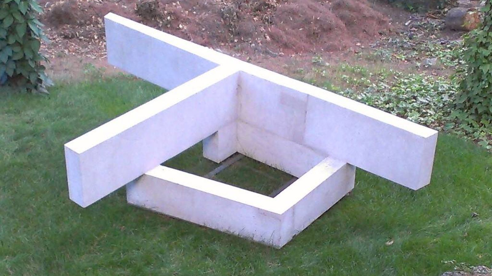 Tras la última obra de Oteiza sin catalogar: del Hotel Fénix a un jardín de Pelayos de la Presa
