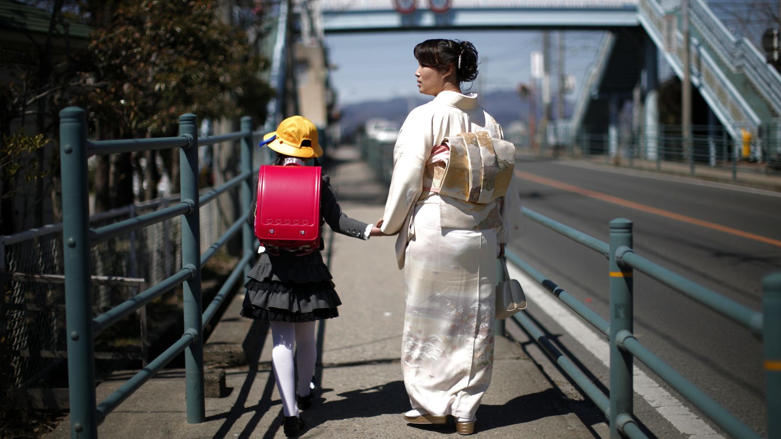 Foto: Una niña japonesa camina junto a su madre en el primer día de clase en el colegio Shimizu, en Fukushima. (Reuters)