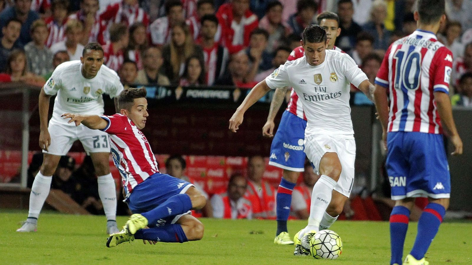 Foto: James Rodríguez, durante el partido que el Real Madrid disputó en El Molinón (EFE)