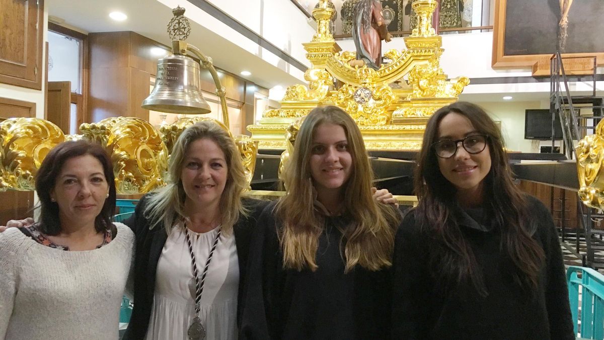 Mujeres de trono en Málaga: cinco toneladas de fe sobre sus hombros