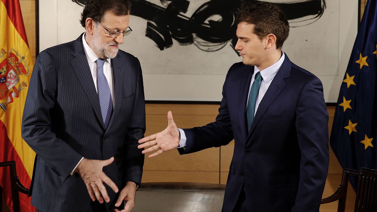 Foto: El presidente del Gobierno en funciones, Mariano Rajoy, y el líder de Ciudadanos, Albert Rivera, en su reunión de este miércoles en el Congreso. (Efe)
